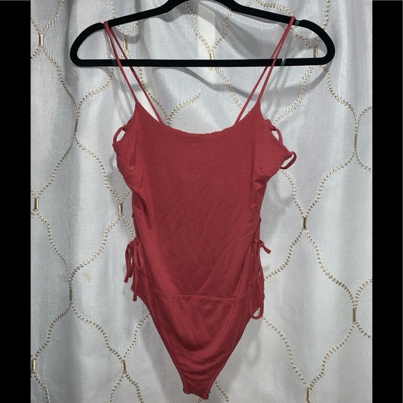 NWT FASHION NOVA CORAL SIDE TIE BODYSUIT - Picture 2 of 4